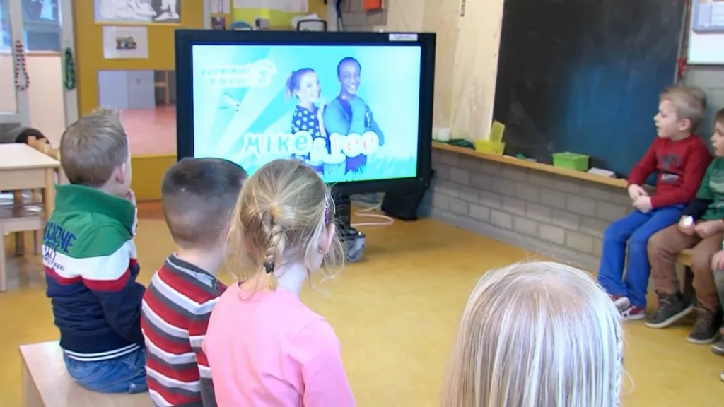 Klas doet mee met een rustmoment op het digibord