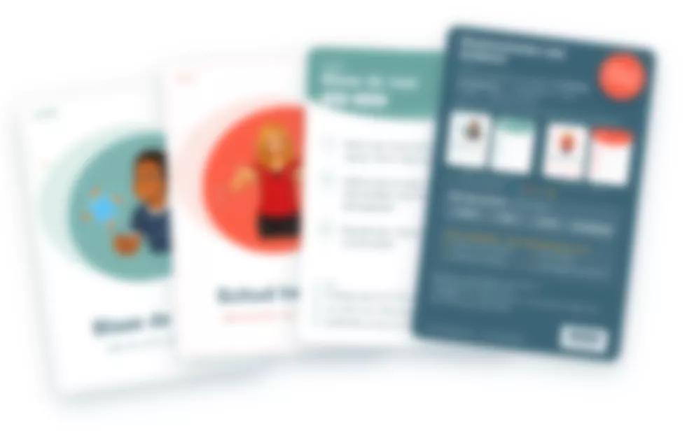 Onscherpe teaser van kaarten uit de nieuwe kaartenset met het doosje ernaast; de kaartteksten zijn nog niet definitief